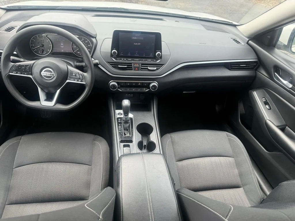 Used 2022 White Nissan 2.5 image 11