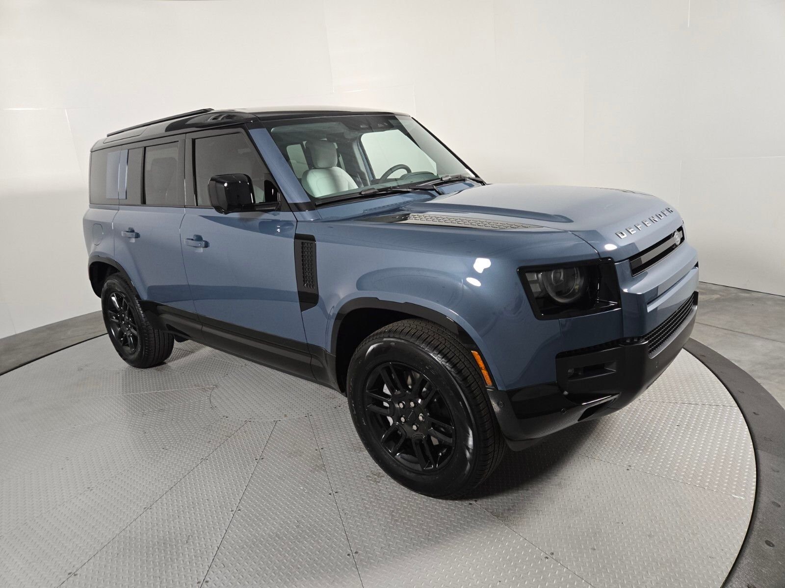 New 2026 Tasman Blue Land Rover X-Dynamic SE image 3