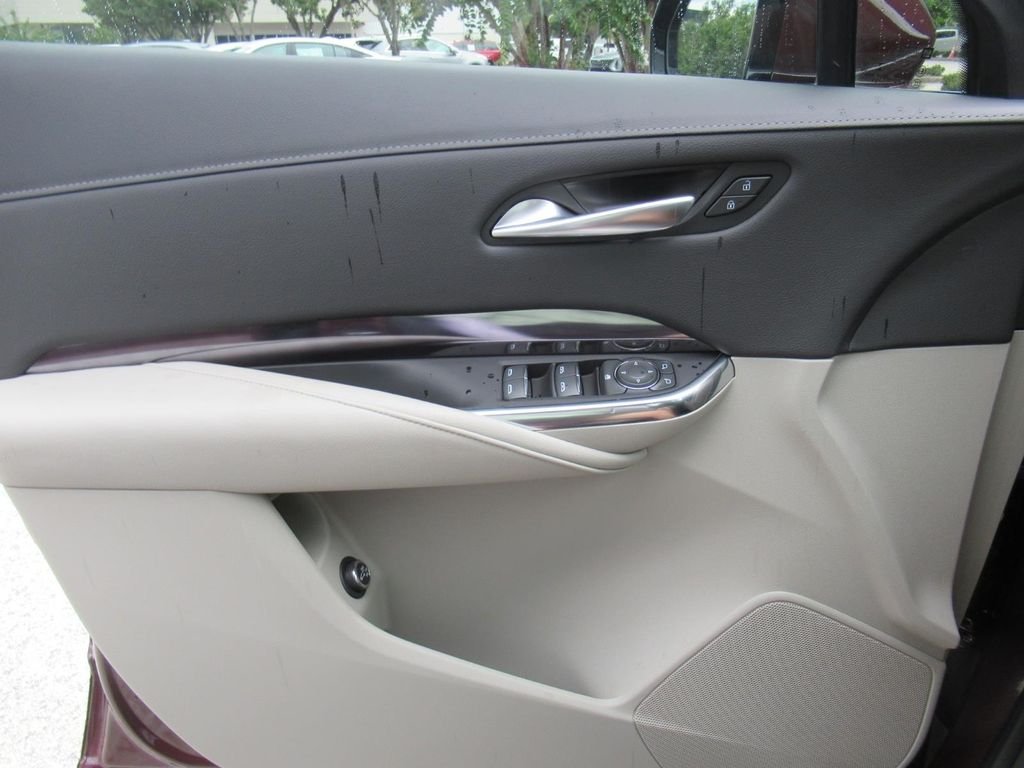 Used 2023  Cadillac Luxury image 19