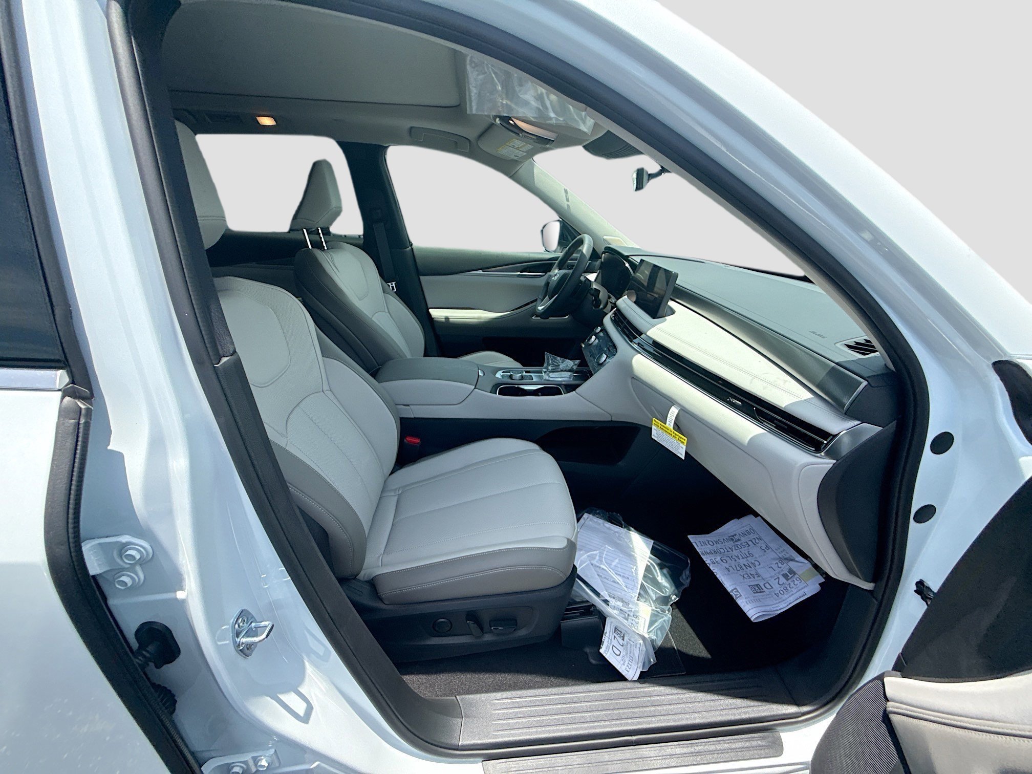 New 2027 RADIANT WHITE INFINITI Luxe FWD image 24