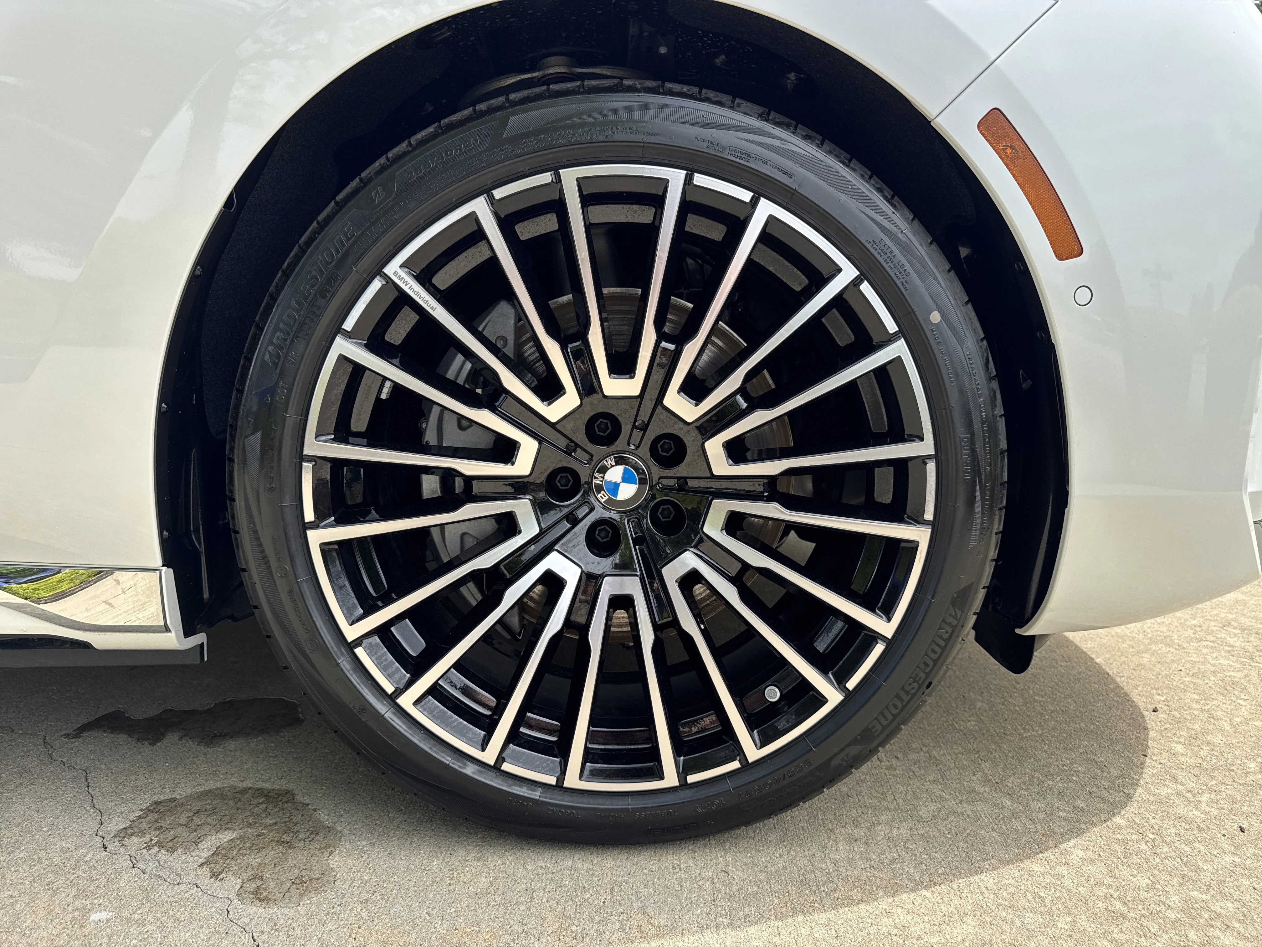 New 2026 MINERAL WHITE BMW xDrive60 image 29