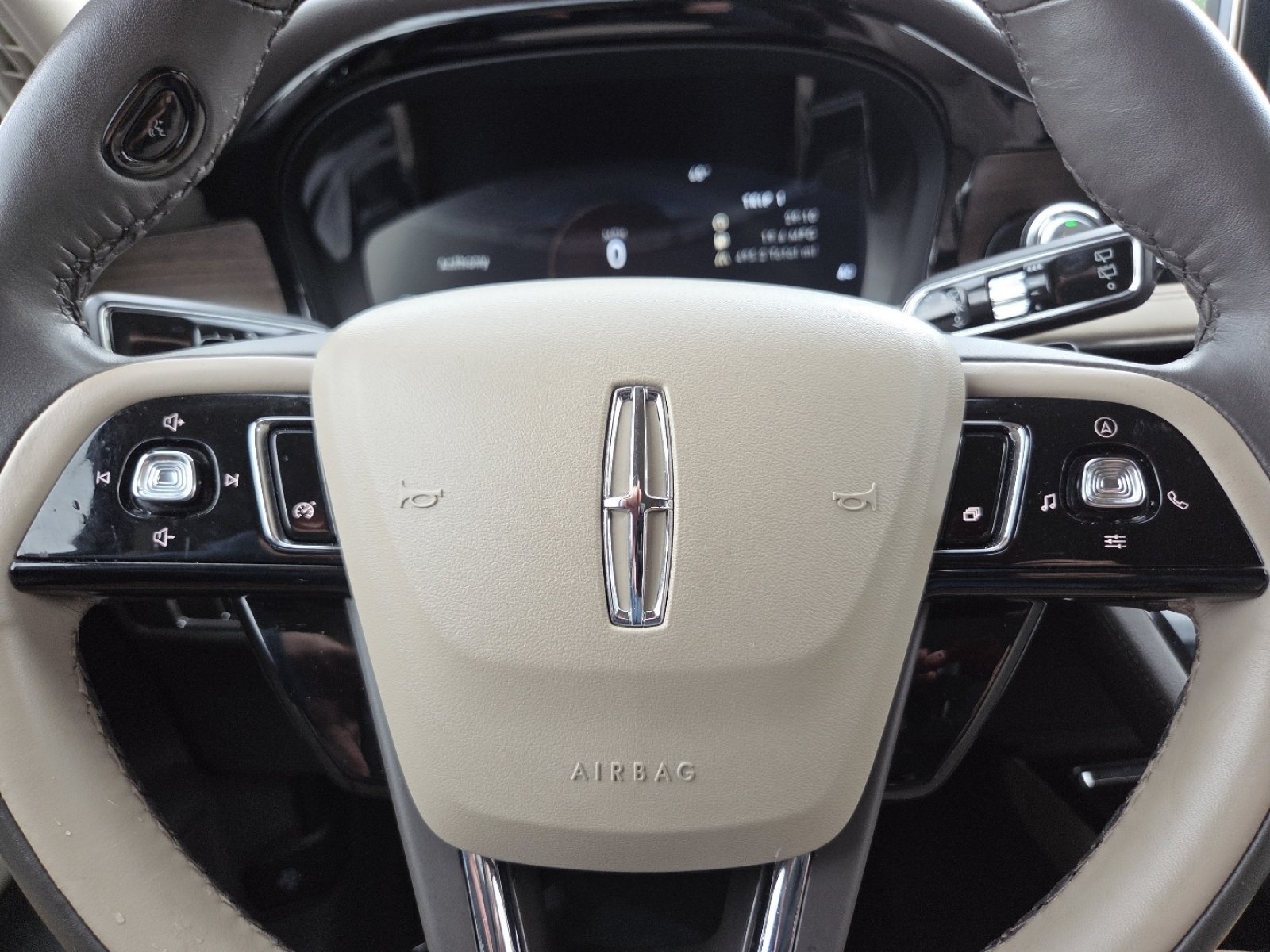 Used 2022 Radiance Metallic Lincoln Reserve image 32