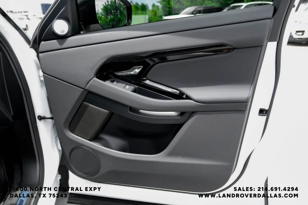 New 2026 Ostuni Pearl Wht Prem Met Land Rover Hoxton Edition image 39