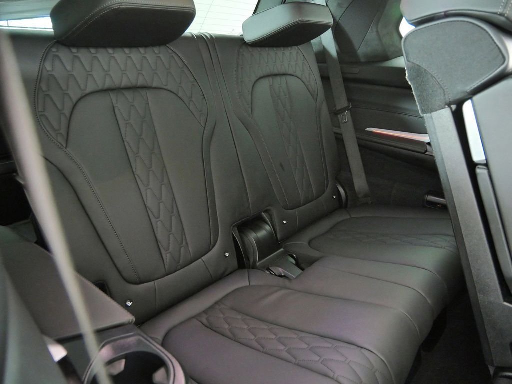 Used 2022 Alpine White BMW M50i image 29