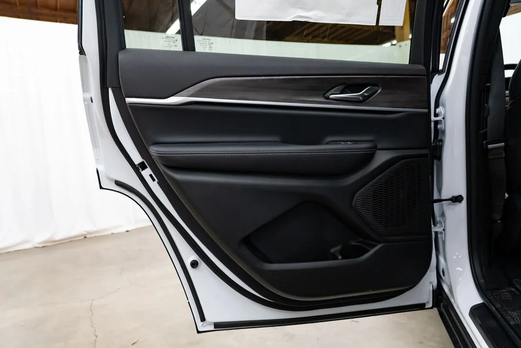 New 2026 Bright White Clear-Coat Exterior Paint Jeep Laredo image 27