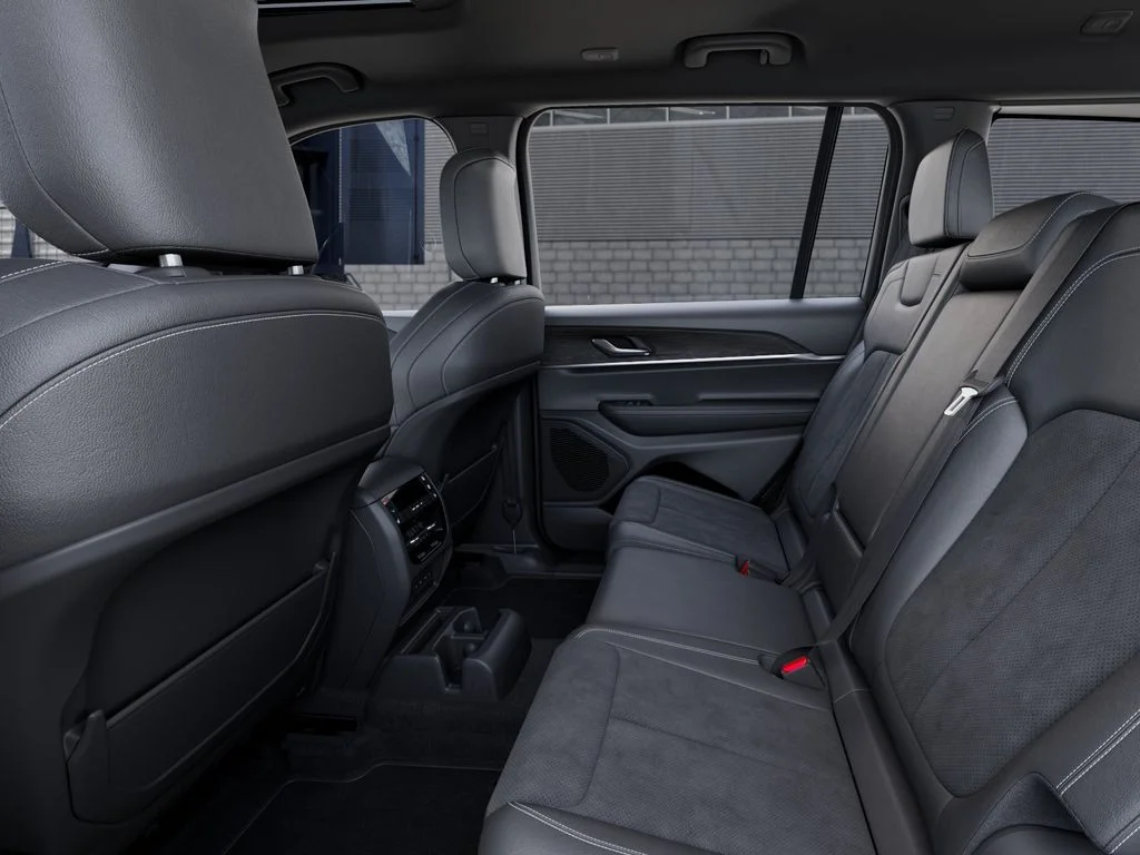 New 2026 Diamond Black Crystal Pearl-Coat Exterior Paint Jeep Altitude image 24