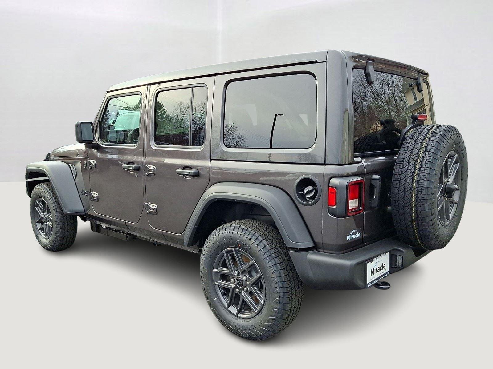 New 2026 Granite Crystal Metallic Clear-Coat Exterior Paint Jeep Sport S image 5