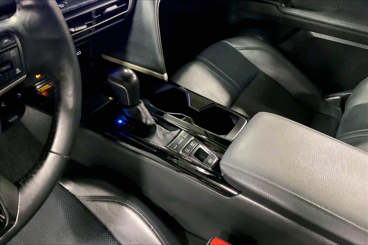 Used 2025 Wind Chill Pearl Toyota XSE image 17