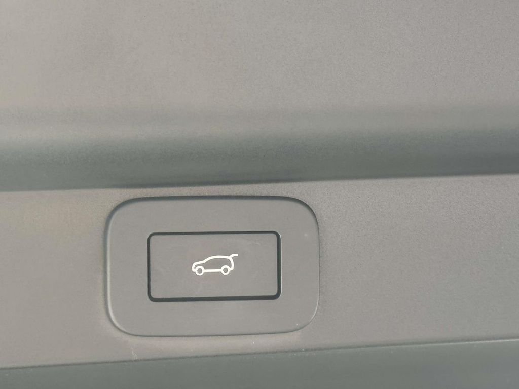 Certified Used 2025  Land Rover SE image 15