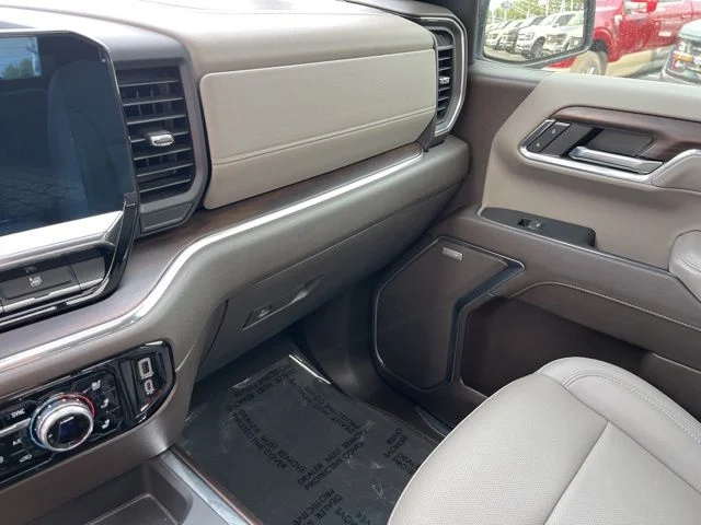 Used 2024 White GMC SLT image 28