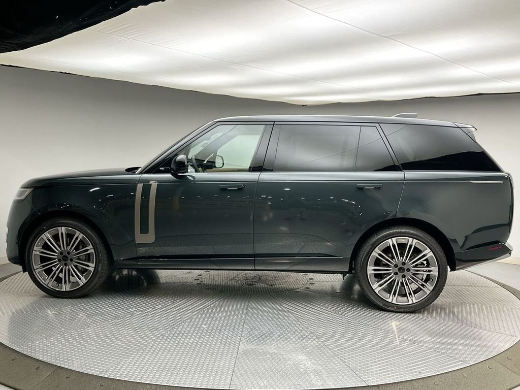 New 2026 Belgravia Green Land Rover SE image 2