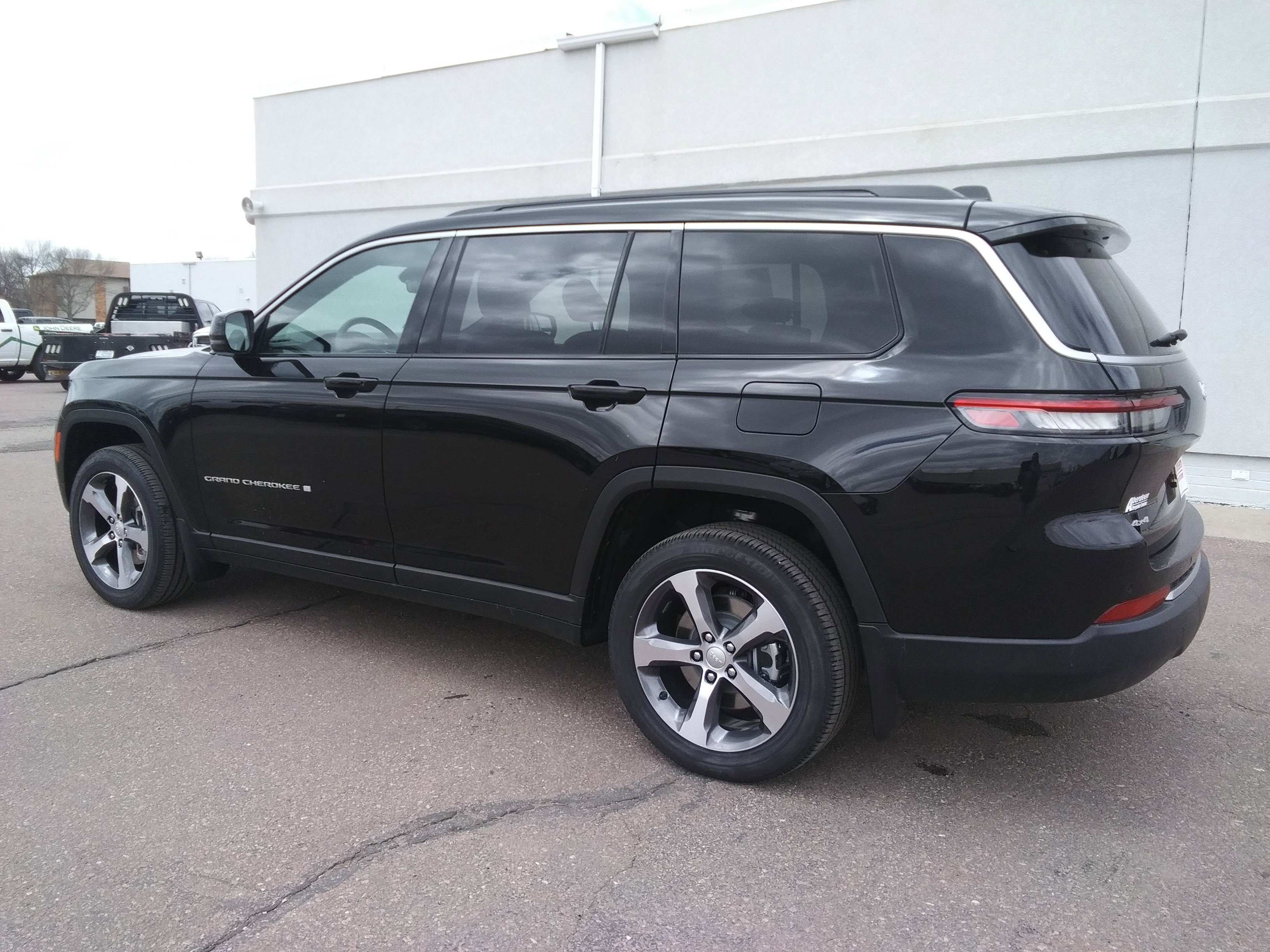 New 2026 Diamond Black Crystal Pearl-Coat Exterior Paint Jeep Limited image 7