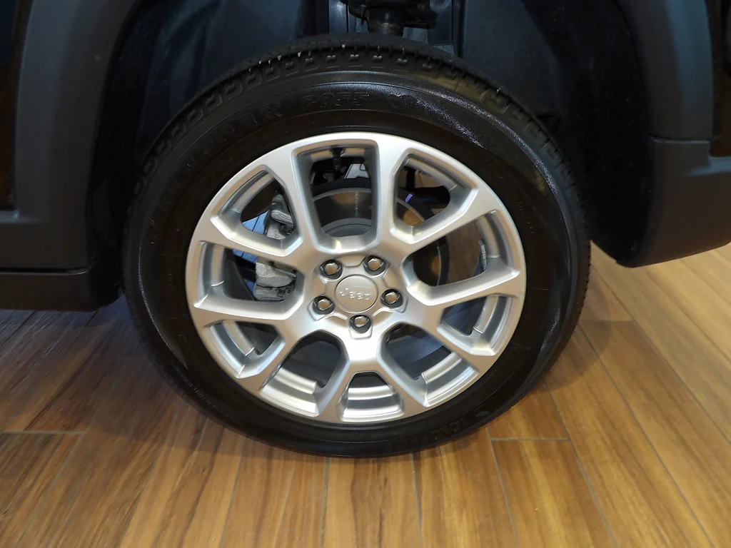 Used 2023 Diamond Black Crystal Pearl Coat Jeep Latitude Lux image 9