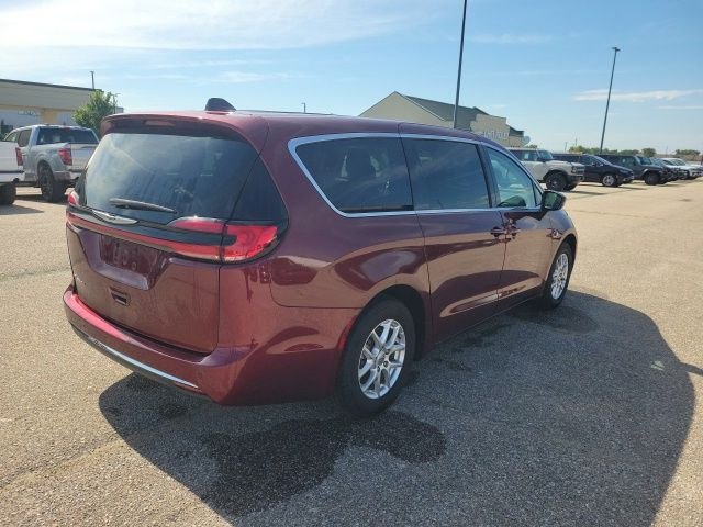 Used 2023 Velvet Chrysler Touring L image 22