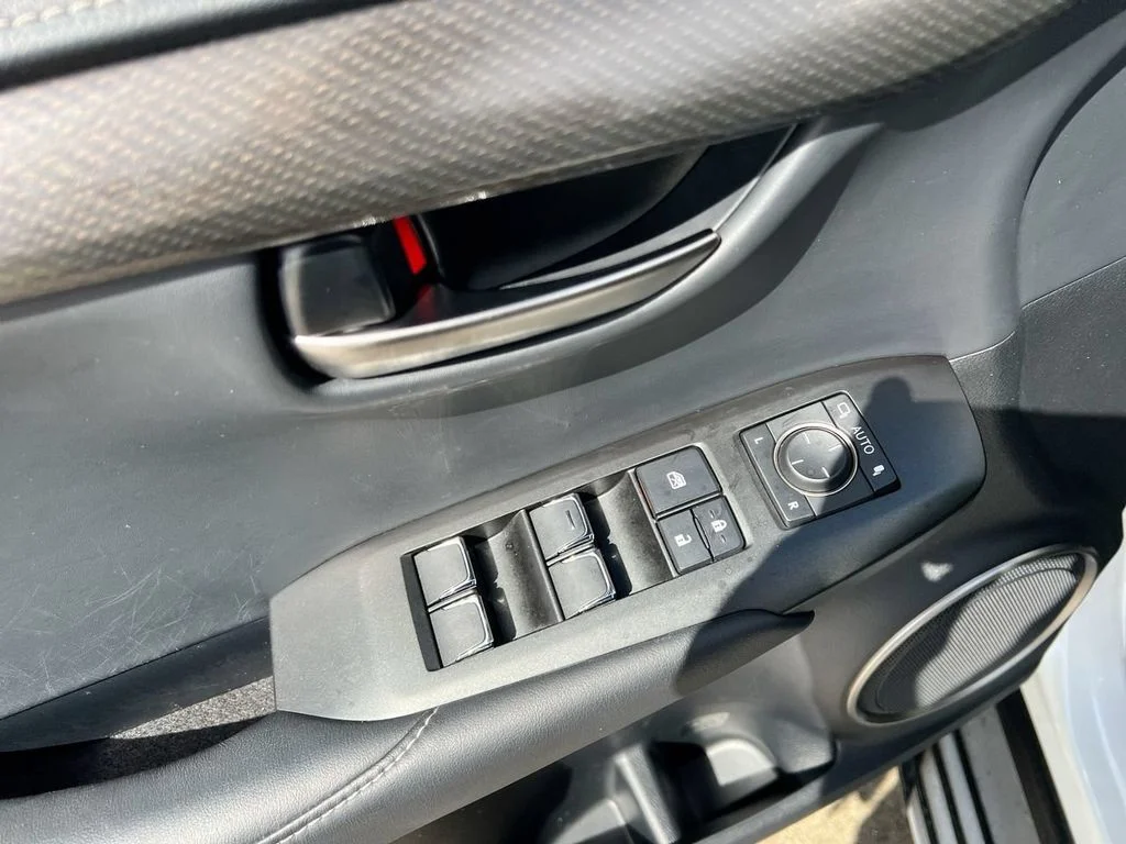 Used 2018 Eminent White Pearl Lexus 300h image 11