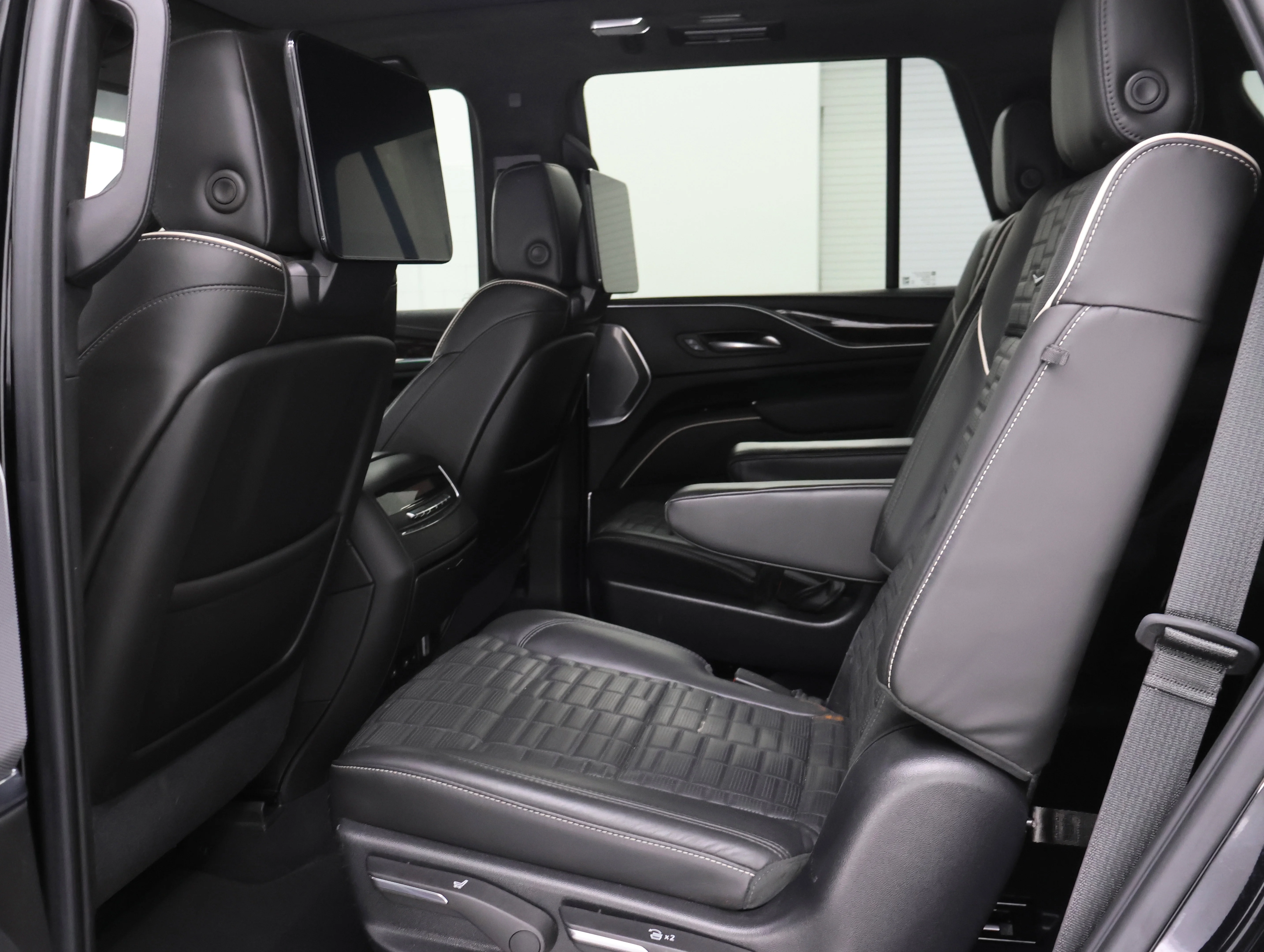 Used 2021 Black Raven Cadillac Sport Platinum image 8