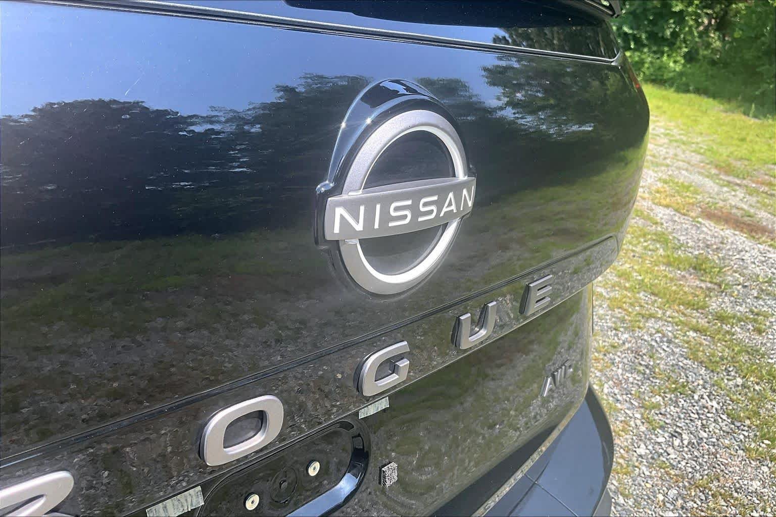 Used 2026 Super Black Nissan SV image 31