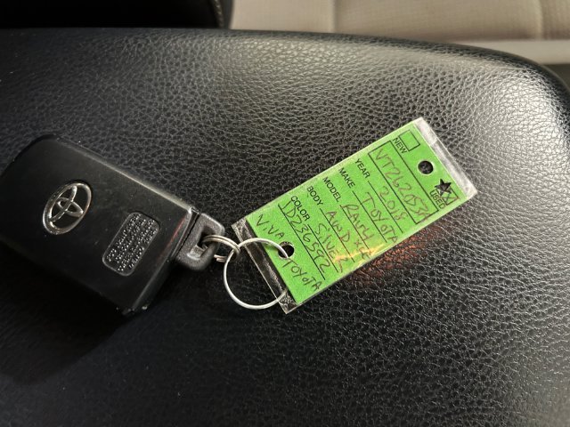 Used 2018 Silver Toyota XLE image 27