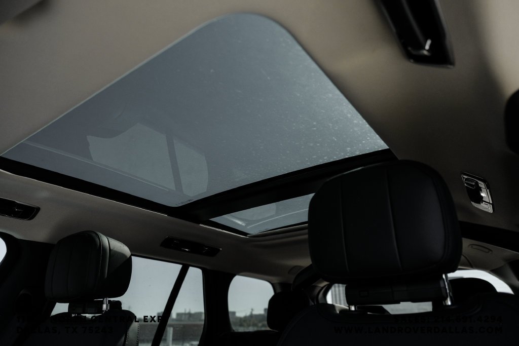 New 2027 Santorini Black Metallic Land Rover SE image 27