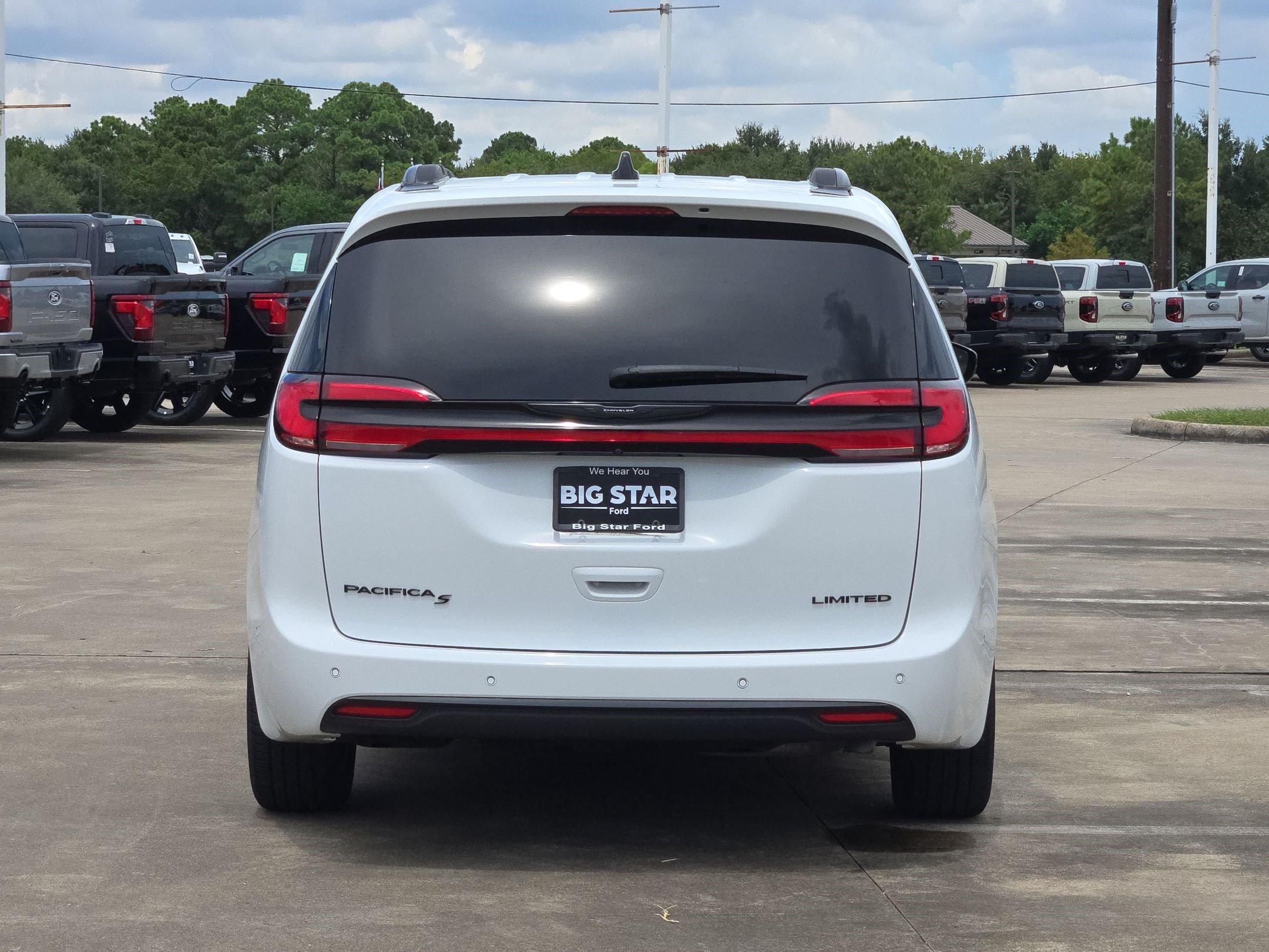 Used 2024 Bright White Clearcoat Chrysler Limited image 4