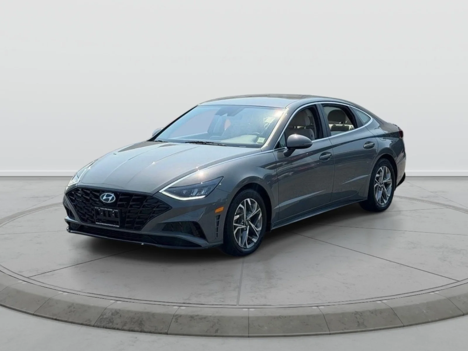 Used 2023 Gray Hyundai SEL image 3