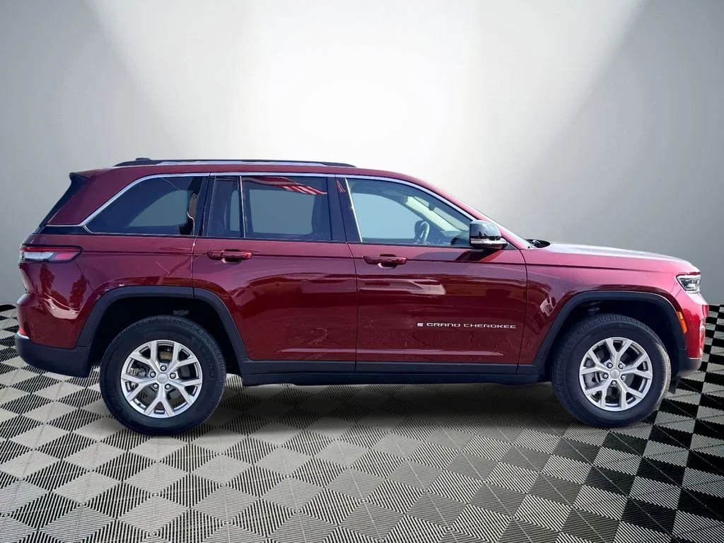 Used 2022 Red Jeep Limited image 5