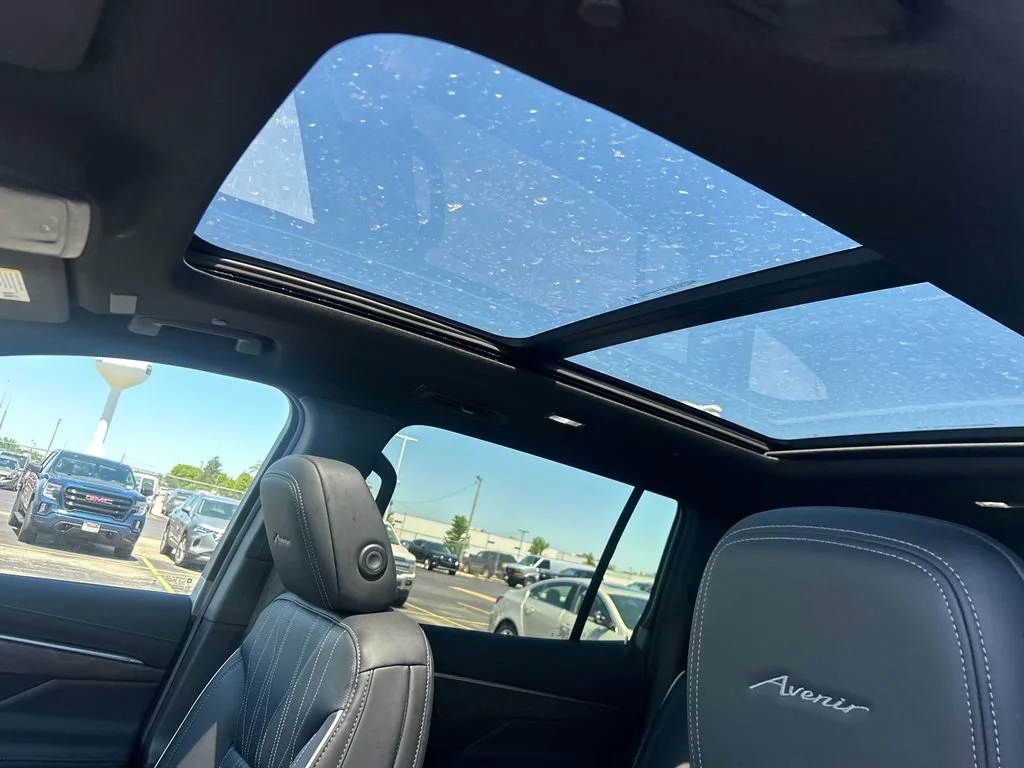 New 2026 Iridescent White Tricoat Buick Avenir image 32