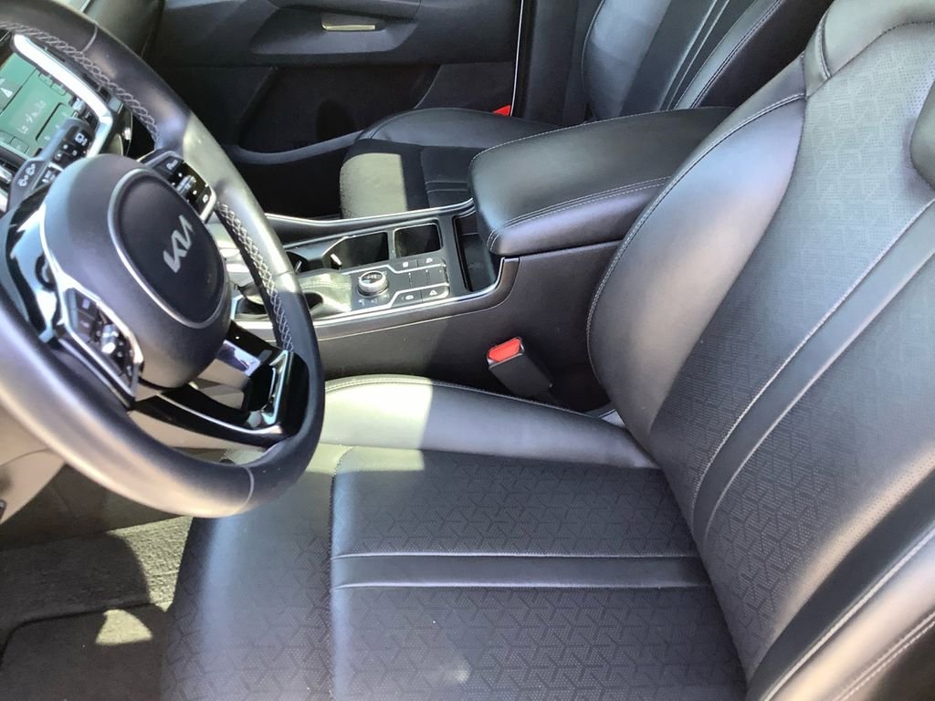 Used 2023 White Kia X-Line S image 8