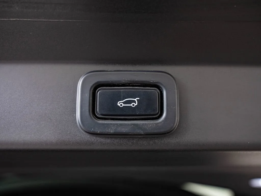 Used 2023 Gray Land Rover SE image 23