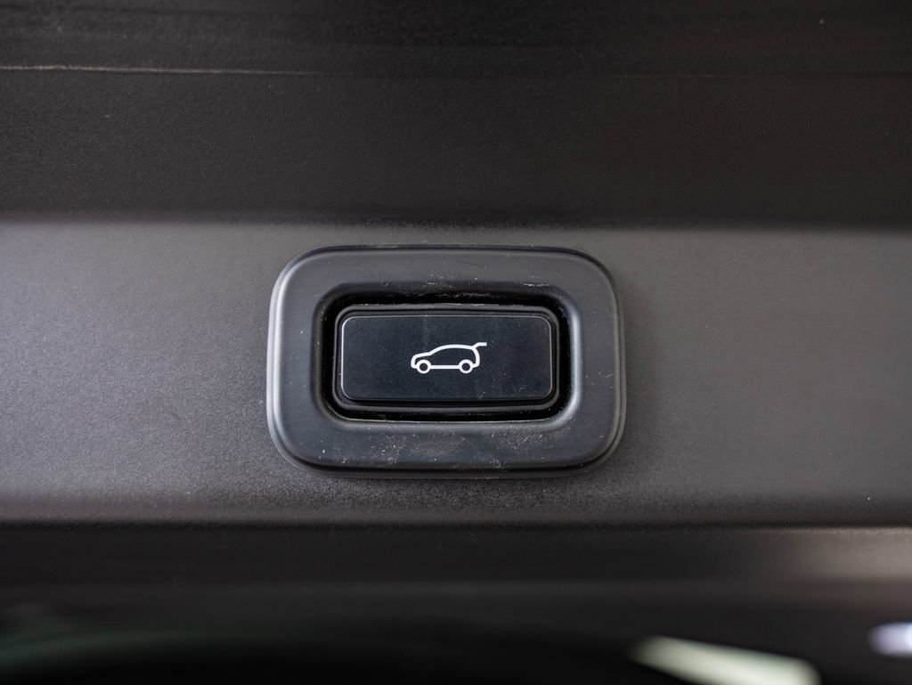 Used 2023 Gray Land Rover SE image 23