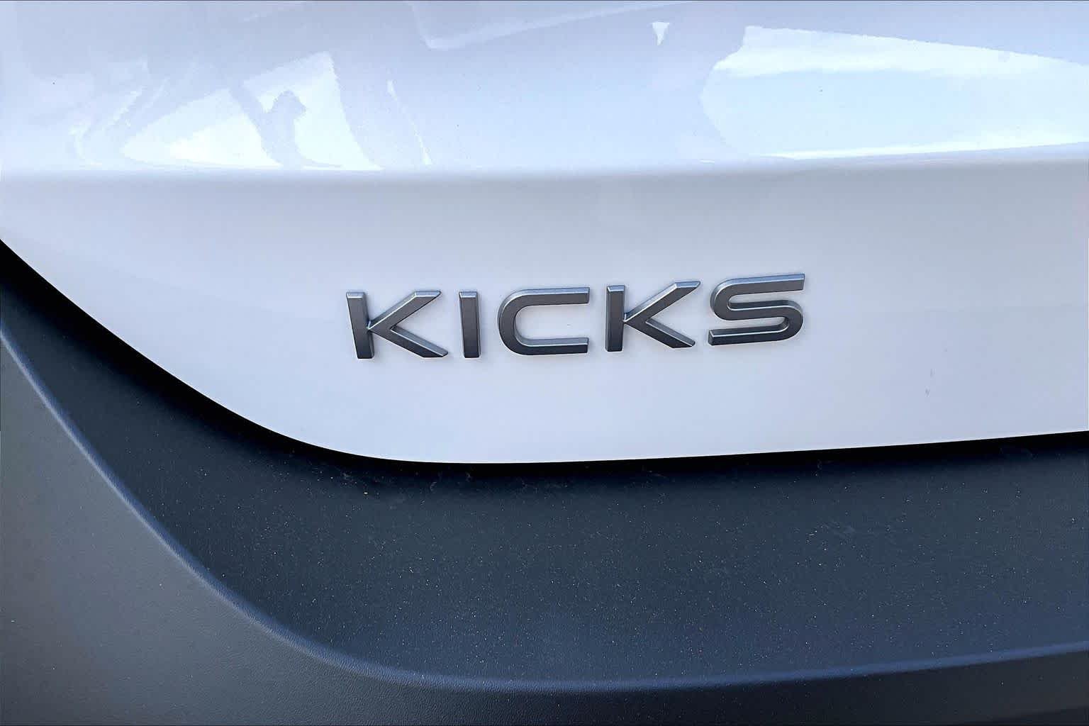 New 2026 Aspen White TriCoat / Super Black Two-tone Nissan SR image 8