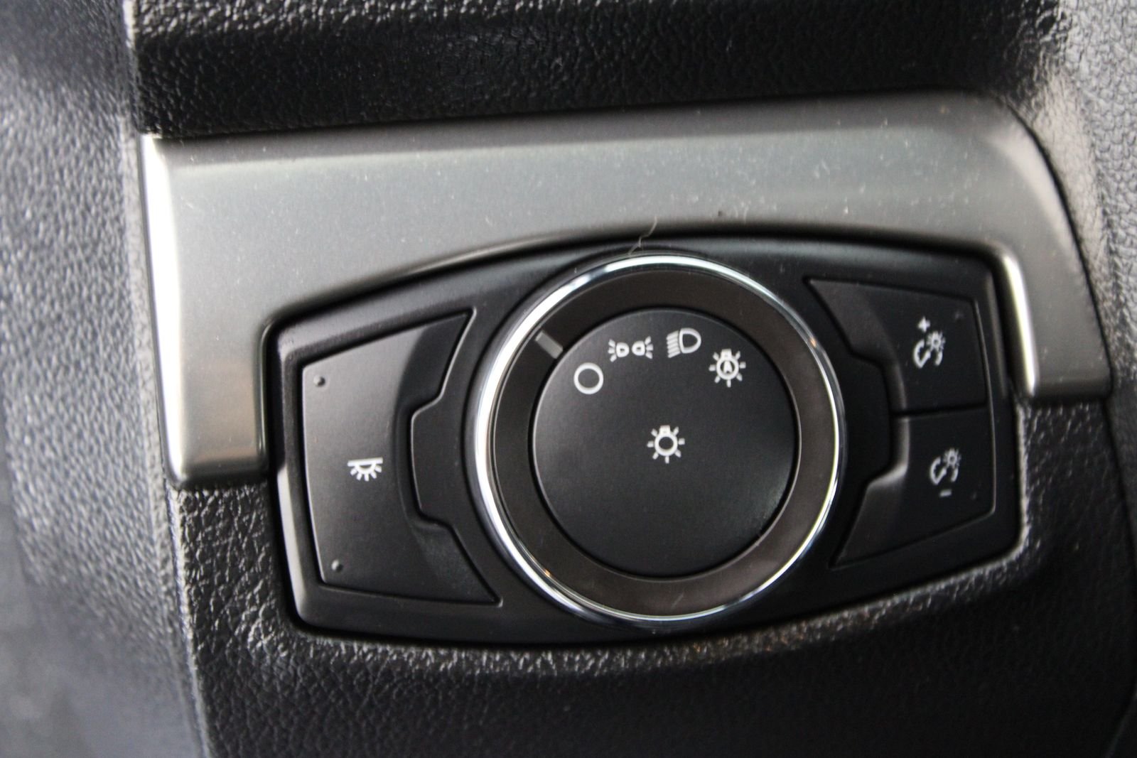 Used 2018 Blue Ford XLT image 18