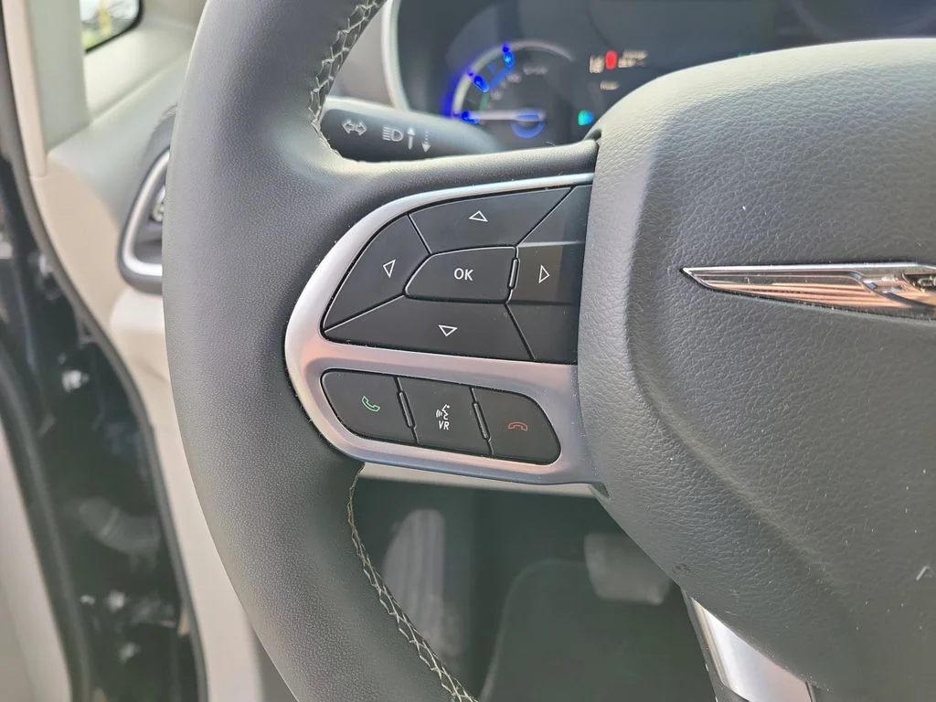 Used 2024 Black Chrysler Select image 18