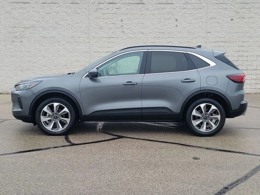 Used 2025  Ford Platinum image 11