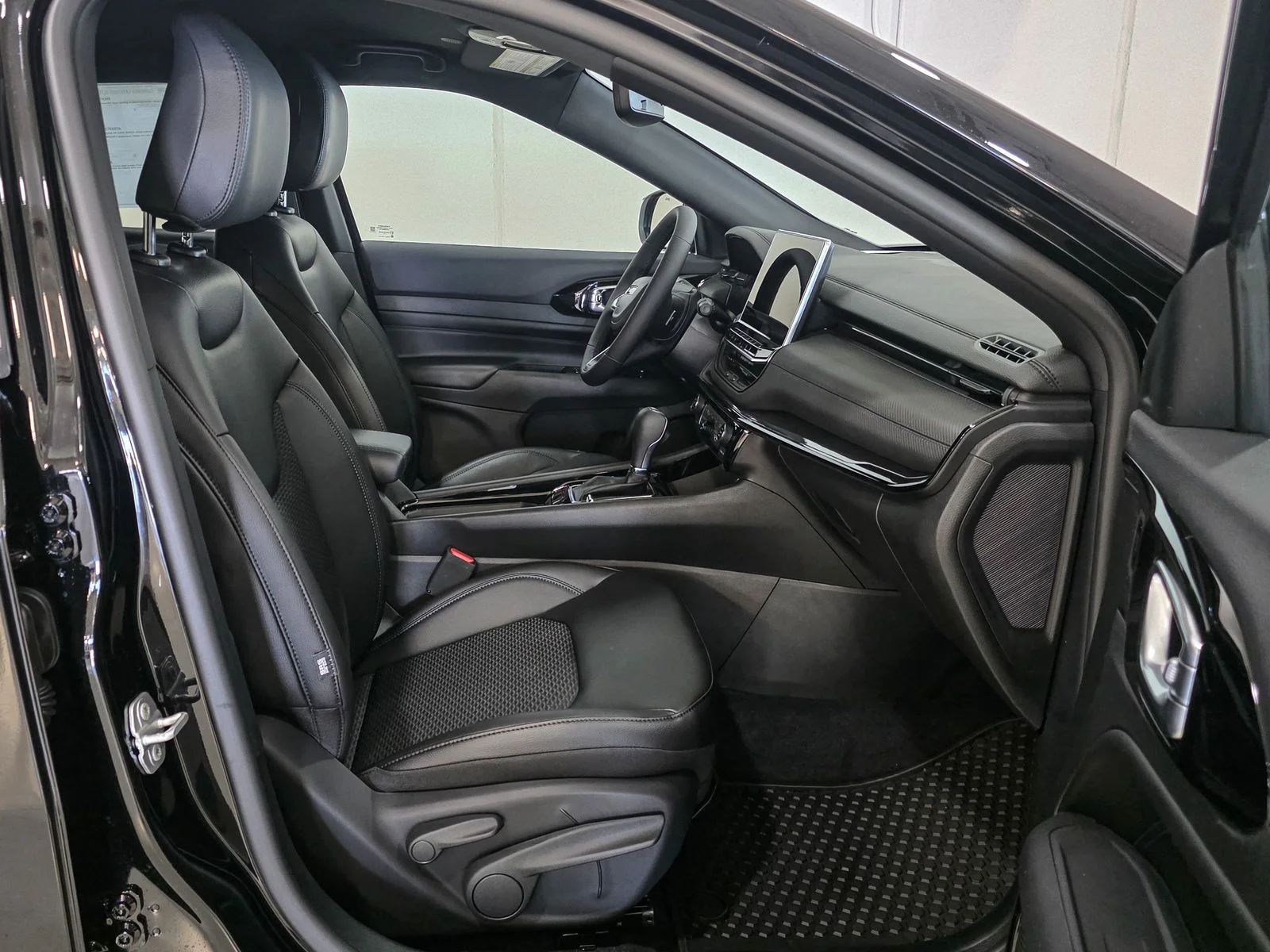 New 2026 Diamond Black Crystal Pearl-Coat Exterior Paint Jeep Latitude image 21