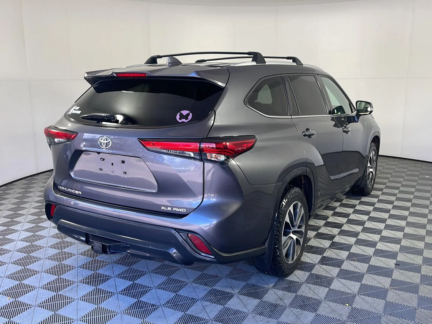 Used 2022 Magnetic Gray Metallic Toyota XLE image 7
