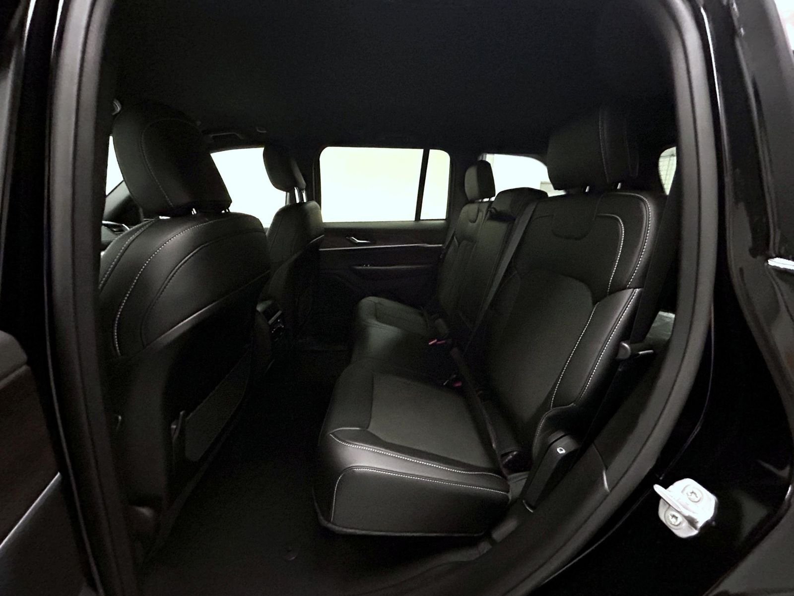 New 2026 Diamond Black Crystal Pearl-Coat Exterior Paint Jeep Altitude image 19
