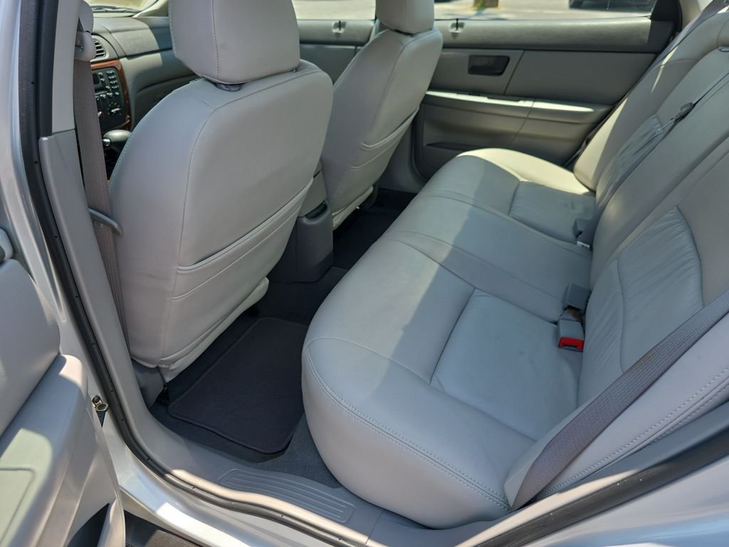 Used 2007 Silver Frost Clearcoat Metallic Ford SEL image 25