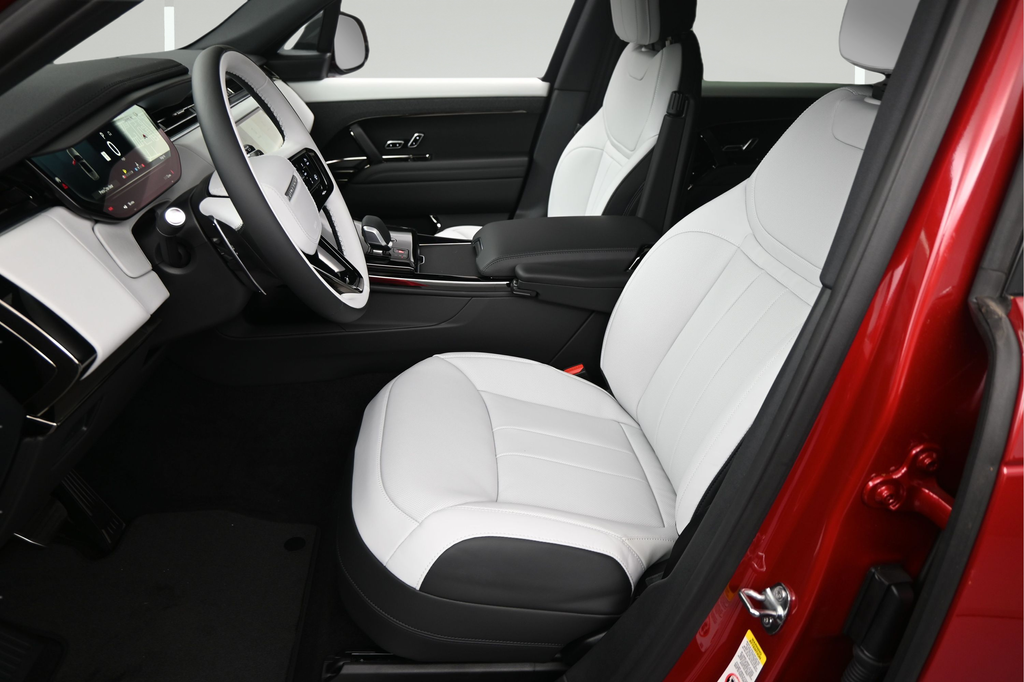 New 2026  Land Rover Dynamic SE image 5