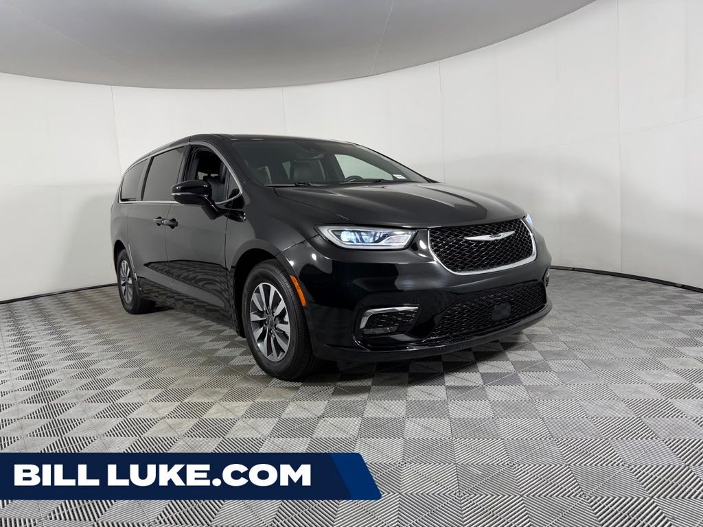 2025 Chrysler Pacifica Hybrid Select PHEV's photo