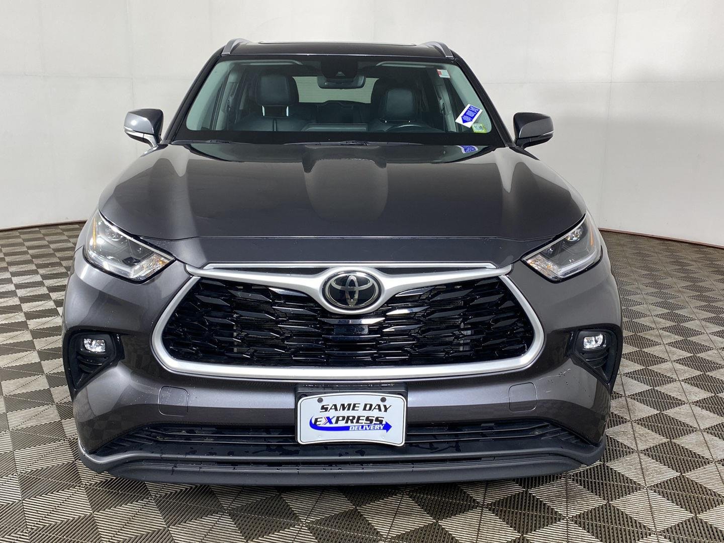 Used 2021 Magnetic Gray Metallic Toyota XLE image 28
