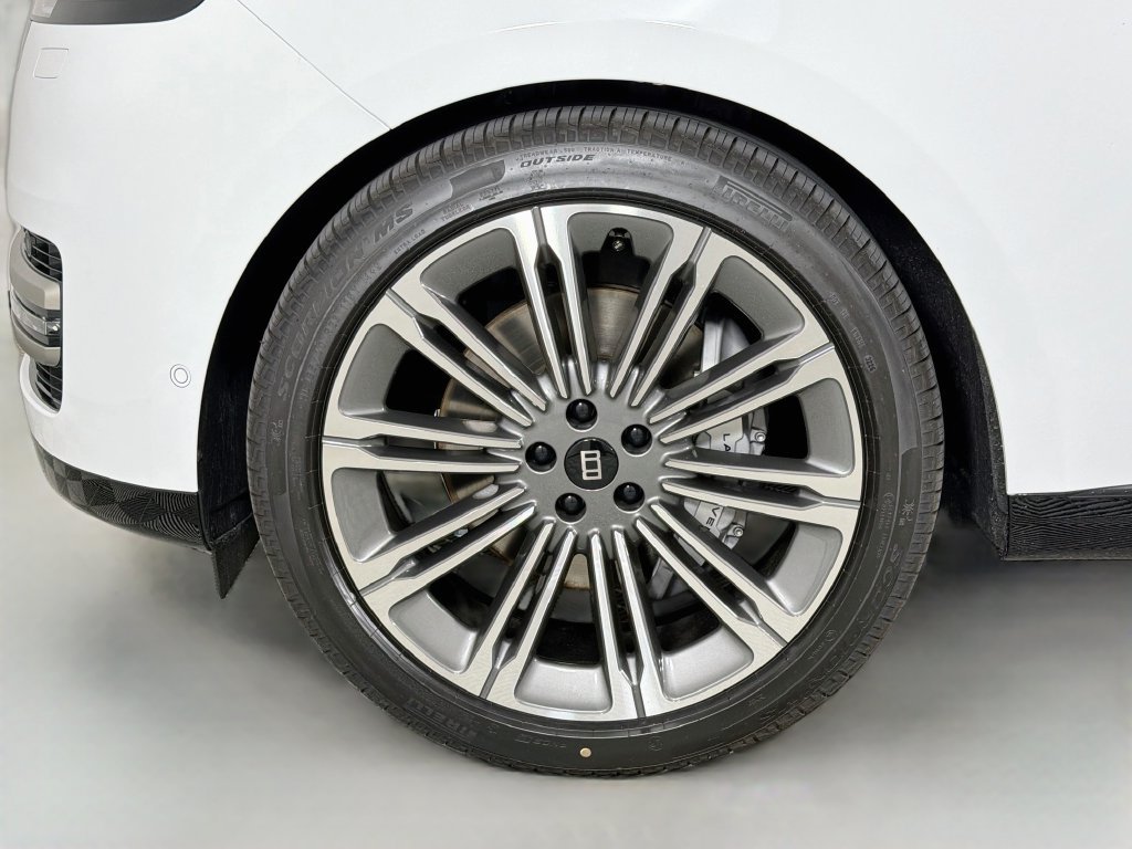 New 2027 Fuji White Land Rover SE image 33