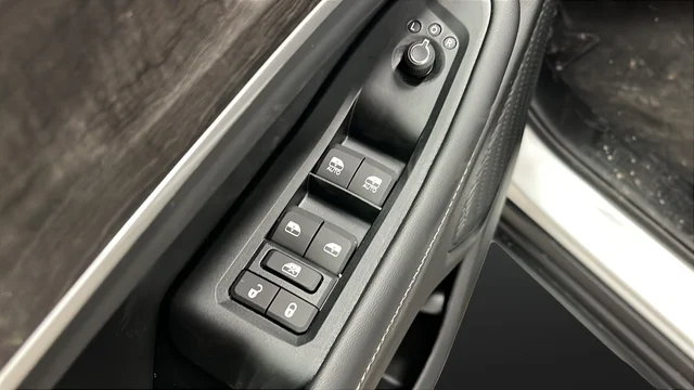 New 2026 Silver Zynith Exterior Paint Jeep Altitude image 22