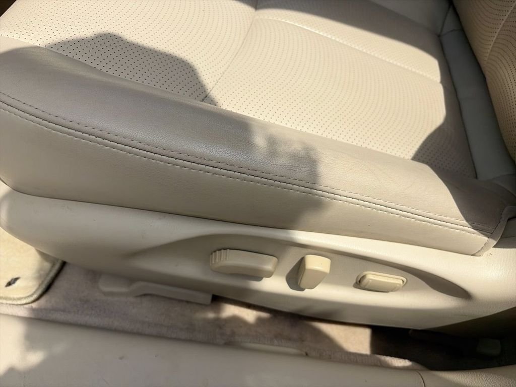 Used 2019 White INFINITI 3.7 image 15