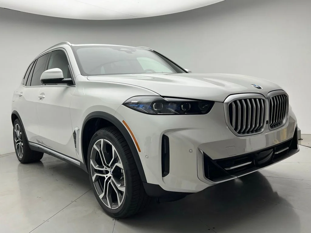 New 2026 Mineral White Metallic BMW xDrive40i image 2