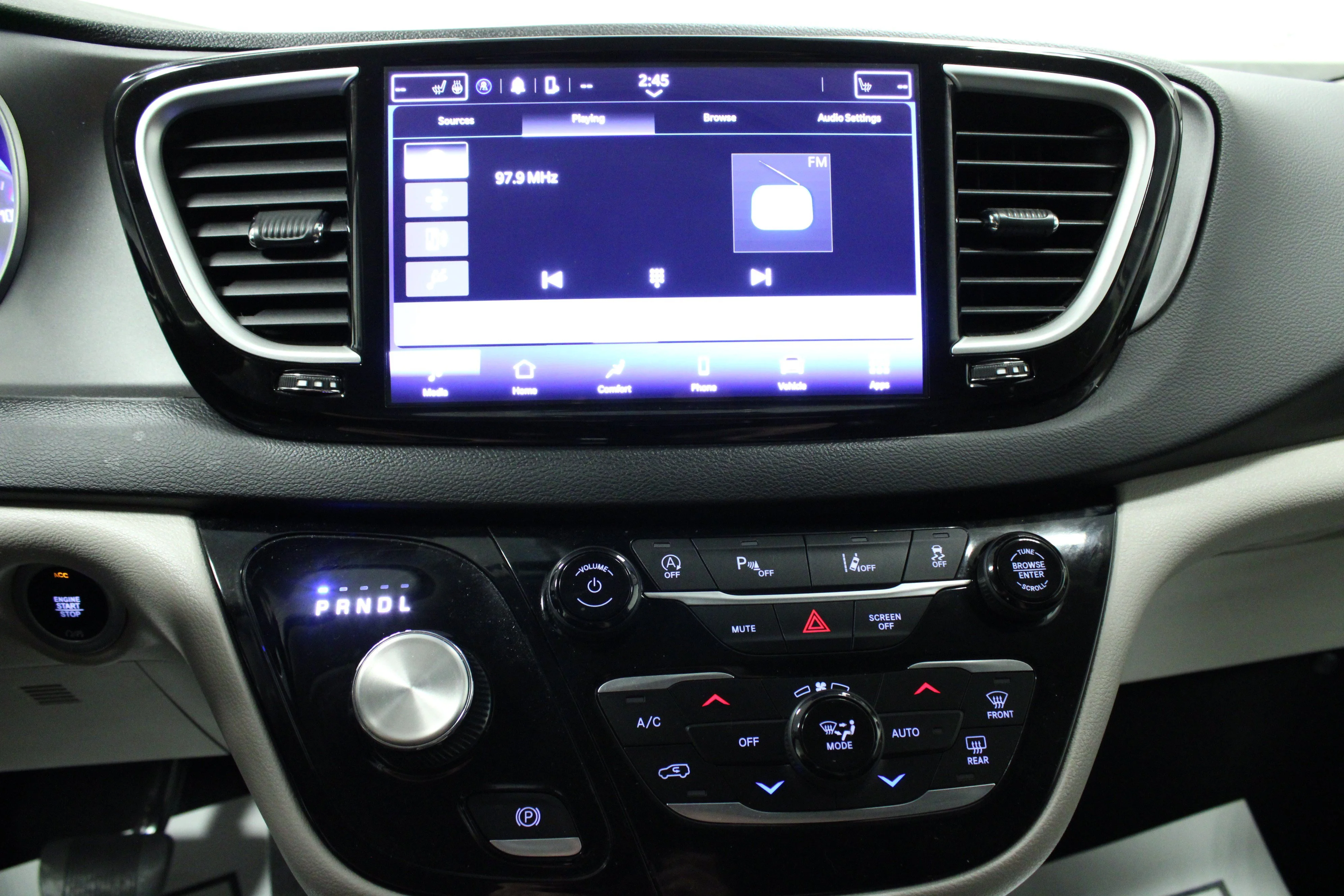 Used 2023 Silver Mist Clearcoat Chrysler Touring L image 23