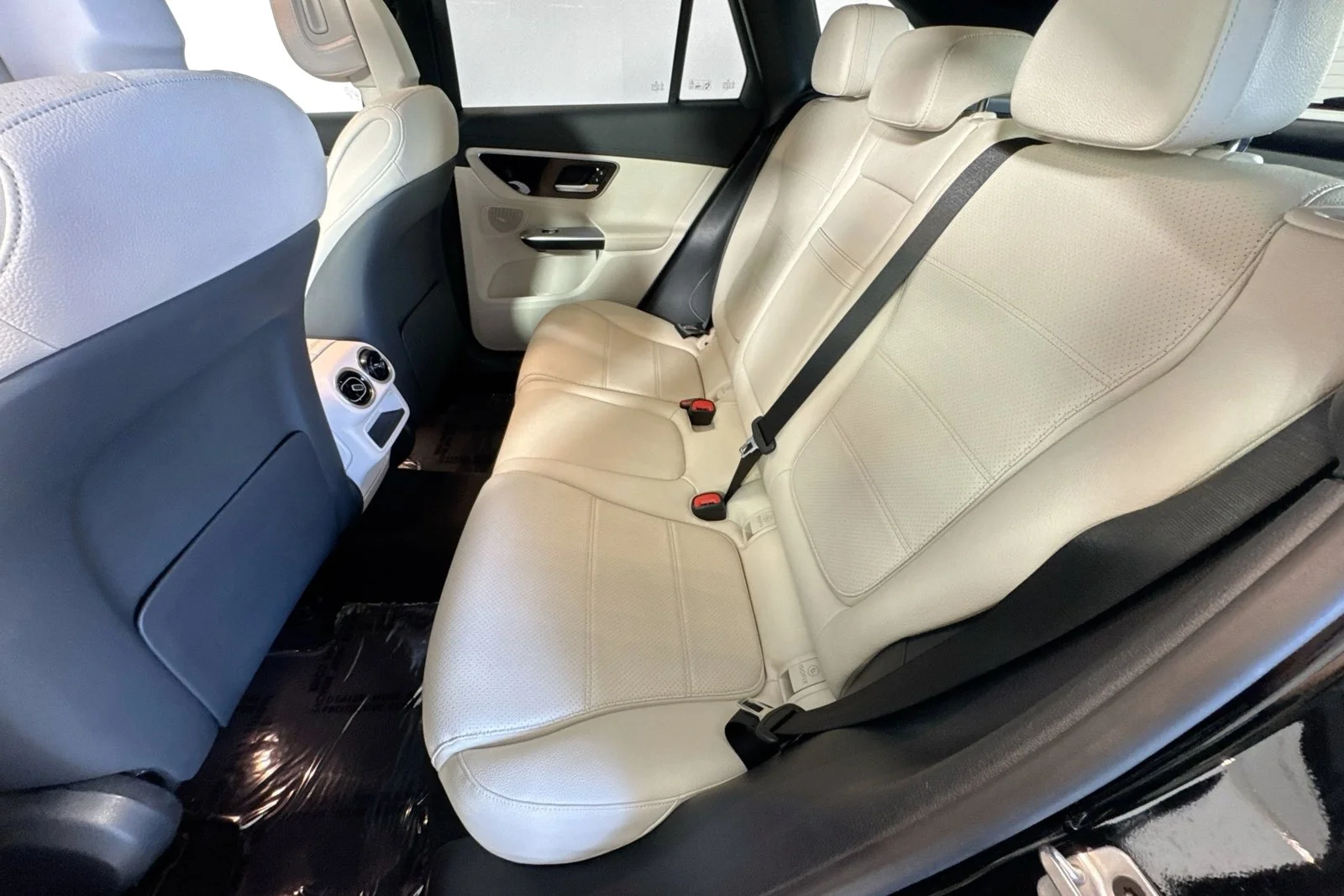 Used 2024 Black Mercedes-Benz GLC 300 image 23