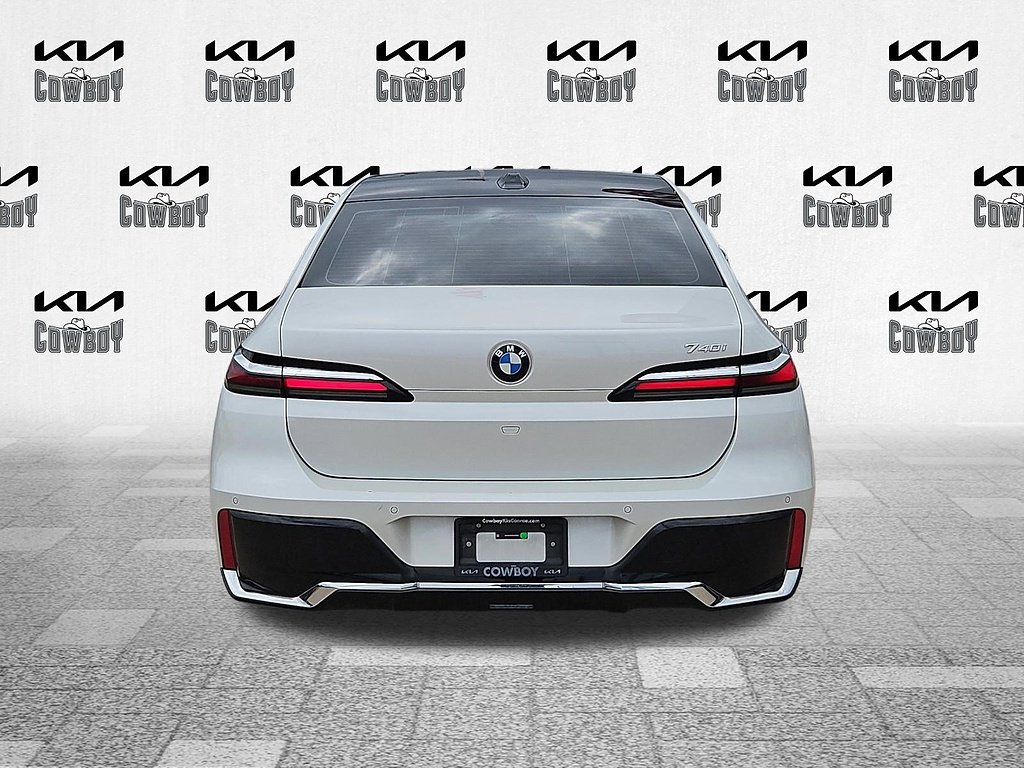 Used 2025  BMW 740i image 6