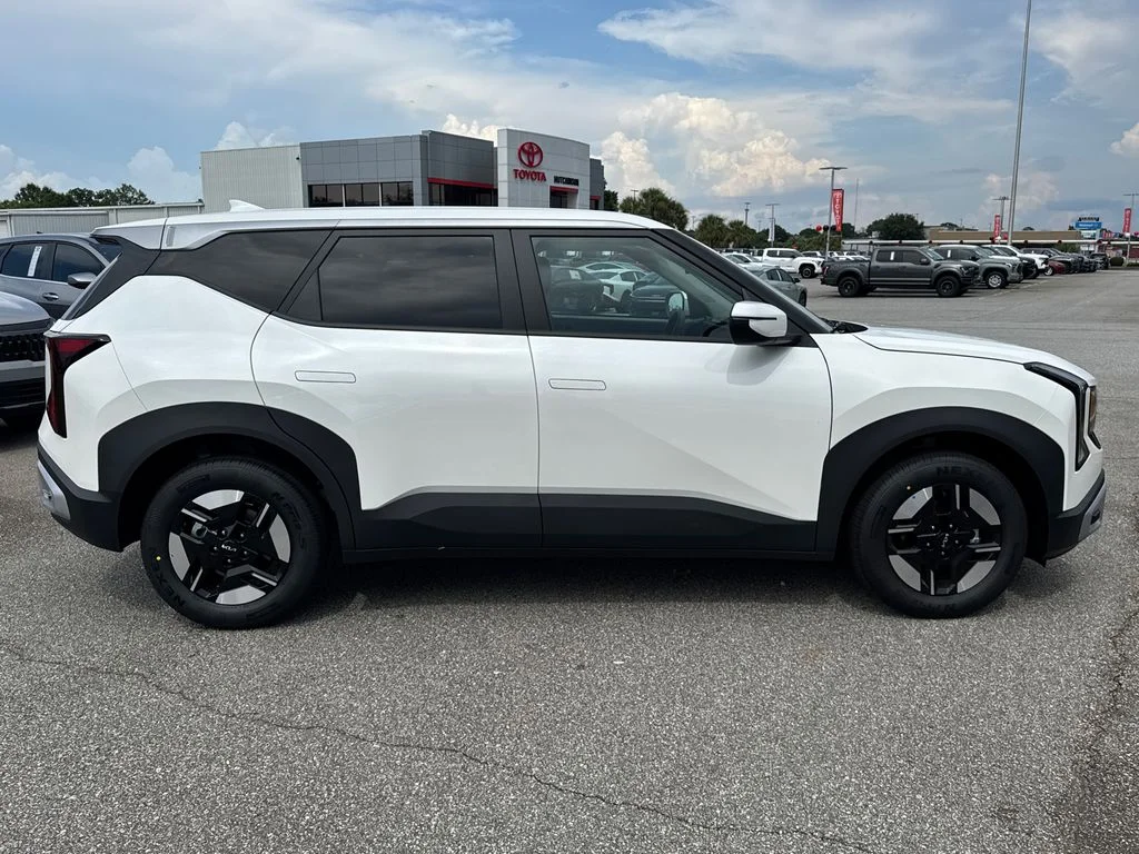 New 2027 Snow White Pearl Kia LX image 2