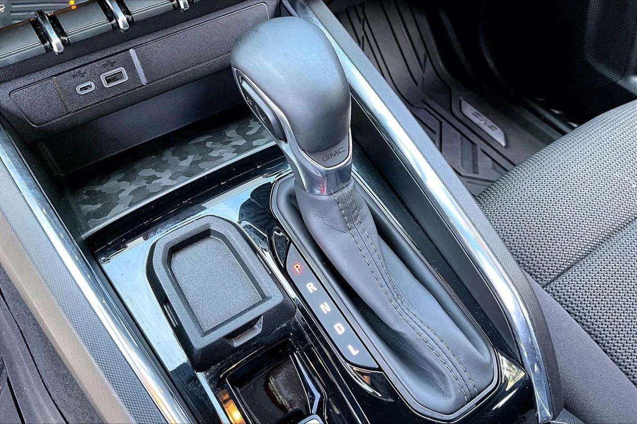 Used 2025 White GMC Elevation image 29